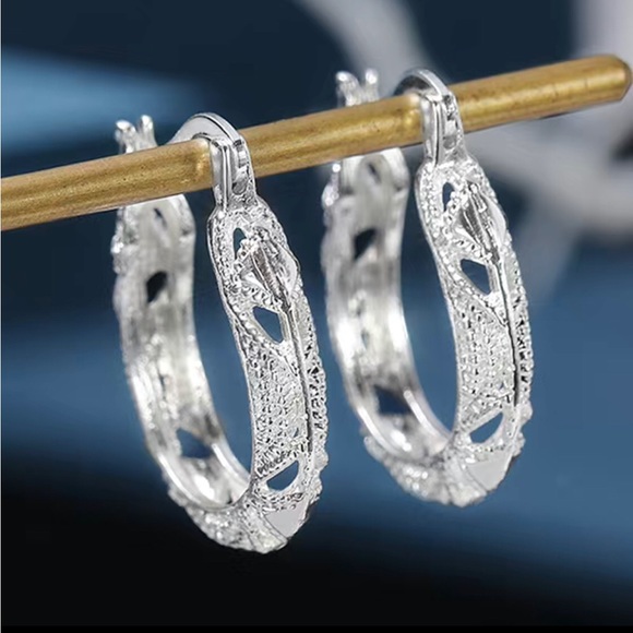 Jewelry - 💎 Simple Silver Textured Hoop Earrings